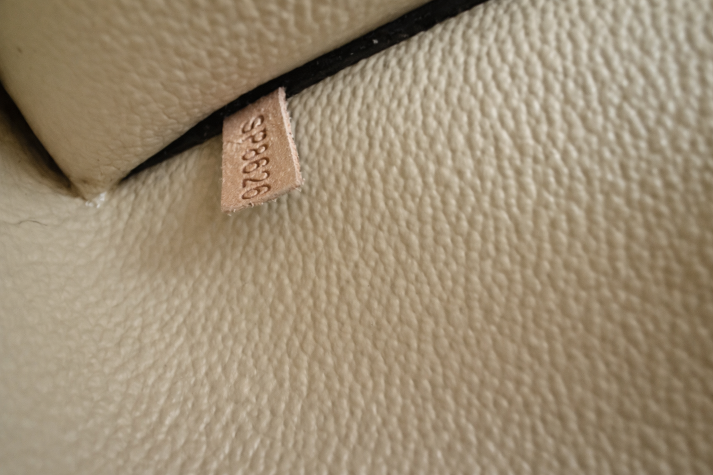 LOUIS VUITTON - Poche Toilette GM
